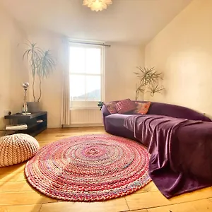London's East End 2 Bedroom Apartamento